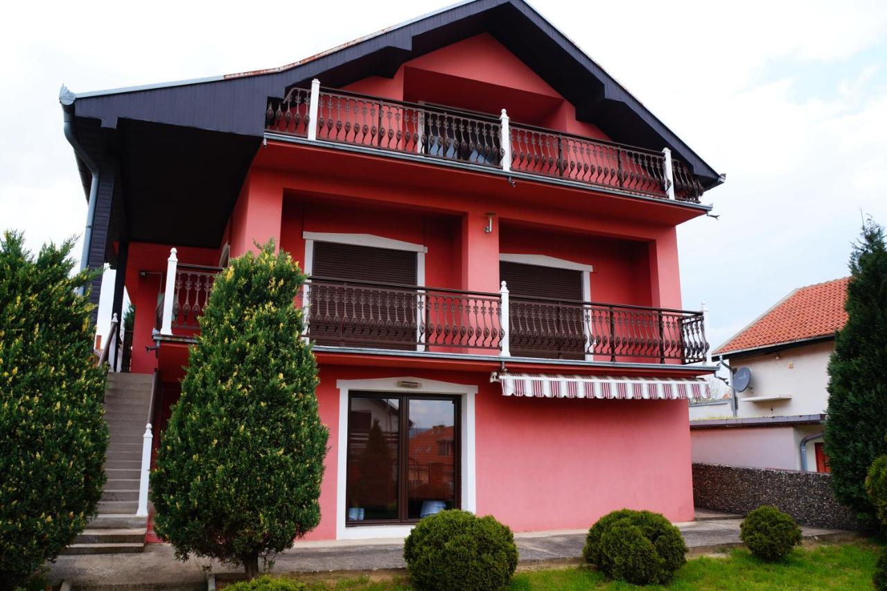 Guest House Lona جولوباك المظهر الخارجي الصورة